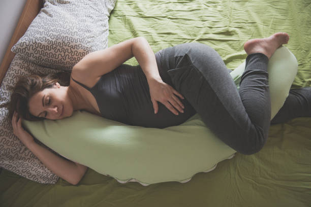 How to Sleep With a Pregnancy Pillow: A Detailed Guide